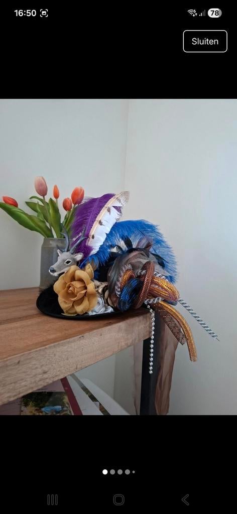 Carnavalshoed met veren en decoratie, Maat 38/40 (M), Carnaval, Ophalen of Verzenden, Accessoires