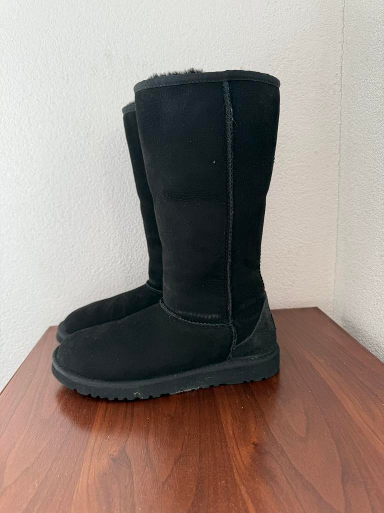 Ugg classic tall size 35, UGG, Jongen of Meisje, Ophalen of Verzenden, Laarzen
