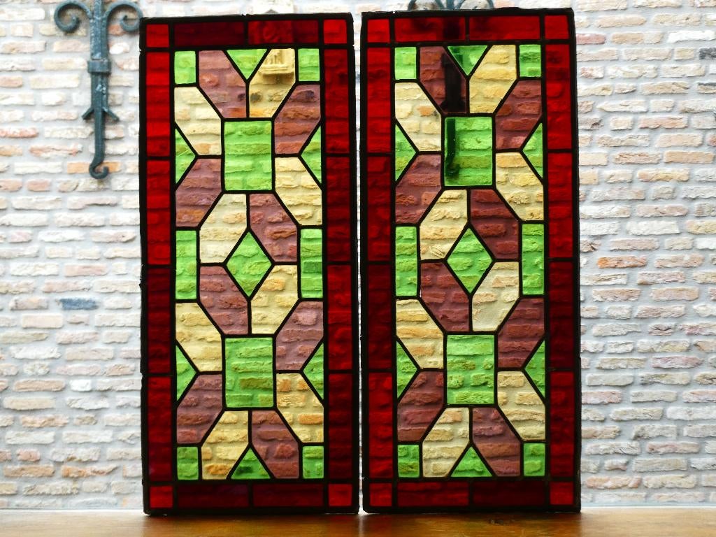 2 Antiek glas in lood ramen kleur rood lichtgeel groen ....., Antiek en Kunst, Curiosa en Brocante, Ophalen of Verzenden