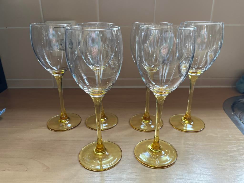 6 Wijnglazen met gele voet, Ophalen, Glas of Glazen, Gebruikt, Glas