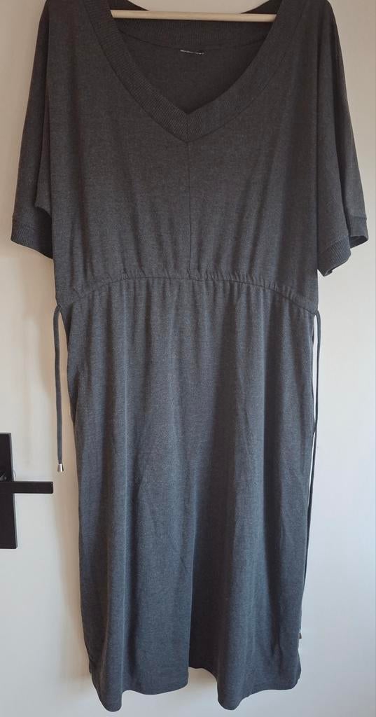 Donkergrijze jurk met strikband en V-hals, maat 52., Ophalen of Verzenden