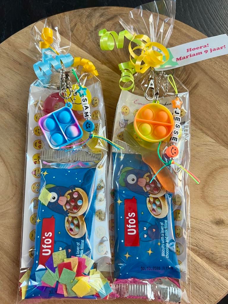 Super leuke complete traktatie met fidget naam-hanger!, Ophalen of Verzenden, Nieuw, Feestartikel, Verjaardag