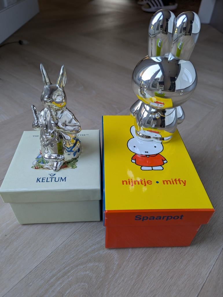 Verzilverde spaarpotten Peter Rabbit & Nijntje + doos, Ophalen of Verzenden, Zo goed als nieuw, Overige materialen, Strip- of Tekenfilmfiguur