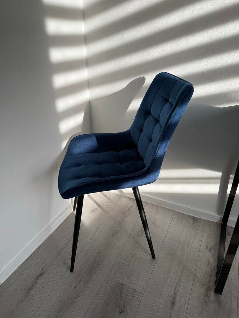 Stijlvolle blauwe velours eetkamerstoel, Huis en Inrichting, Stoelen, Ophalen, Blauw, Zo goed als nieuw, Eén