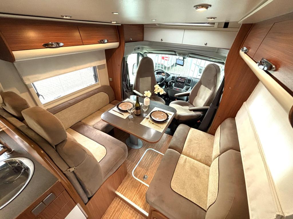 Adria Matrix M 680 SP DWARSBED+HEFBED 5 PERSOONS DAKAIRCO, Caravans en Kamperen, Fiat, 7 tot 8 meter, Bedrijf, Adria