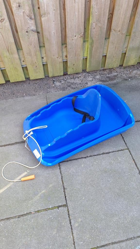 Blauwe plastic slee met riempjes en trekkoord, Ophalen, Gebruikt