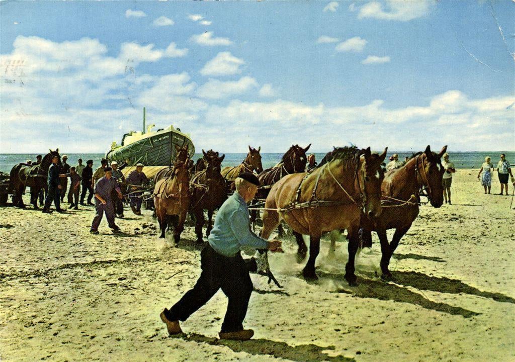 Ameland-Hollum: De reddingboot wordt uit zee getrokken - 197, Ophalen of Verzenden, Voor 1920, Gelopen, Waddeneilanden