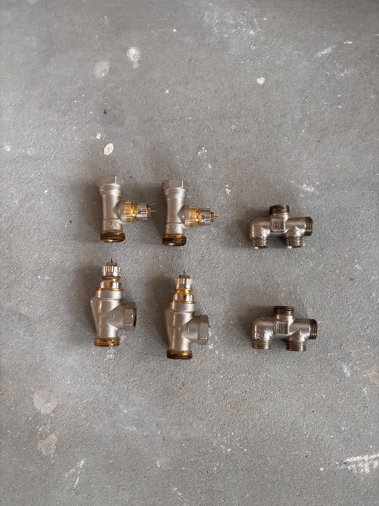 4x danfoss RA radiatorkraan en 2x voetfentiel., Ophalen, Gebruikt