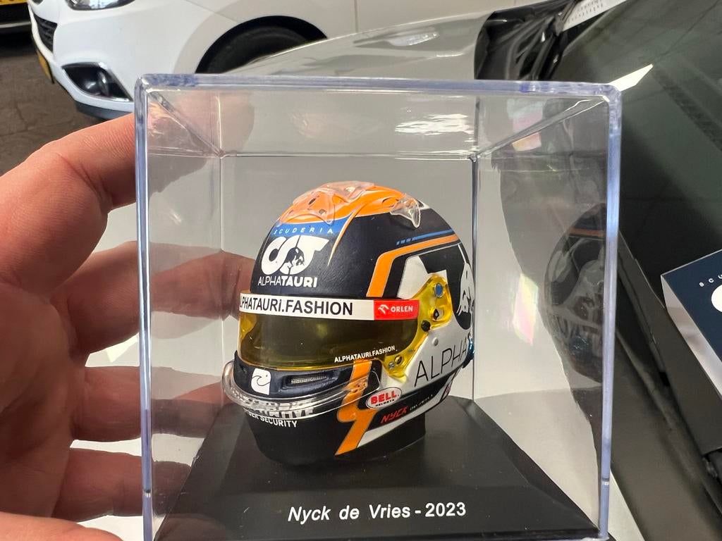 Nyck de Vries AlphaTauri helm 2023 schaalmodel, Ophalen of Verzenden, Zo goed als nieuw, Formule 1