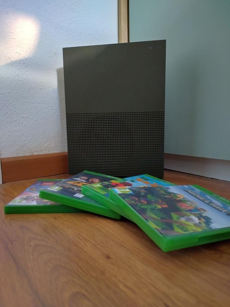 Xbox one + 4 games / zonder controller, Spelcomputers en Games, Spelcomputers | Xbox One, Xbox One S, Ophalen of Verzenden, Zo goed als nieuw
