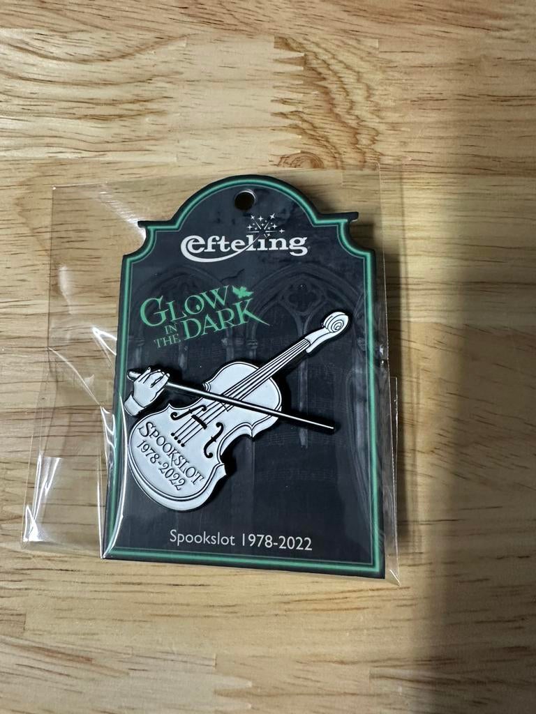 Efteling pin spookslot viool, Verzamelen, Efteling, Ophalen of Verzenden, Zo goed als nieuw, Button of Speldje