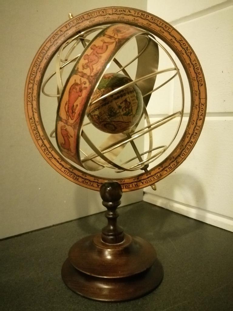 OUDE ITALIAANSE ARMILLARIUM PLANETARIUM HOUT/METAAL 35X20 CM, Gebruikt, Ophalen of Verzenden, Interactief, Italy