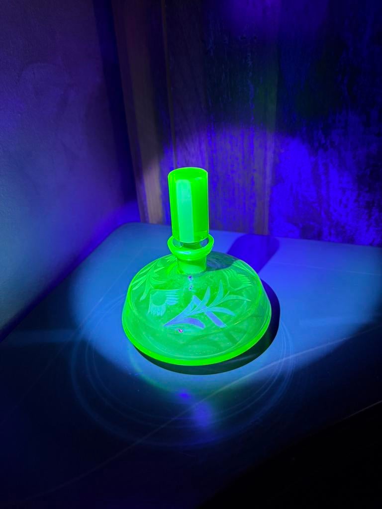 Oud parfum flesje van uranium glas, Antiek en Kunst, Ophalen of Verzenden