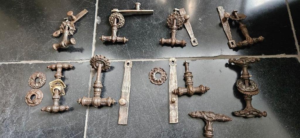 Antiek gietijzeren boeren klinkstel deurbeslag  deurklinken, Ophalen of Verzenden