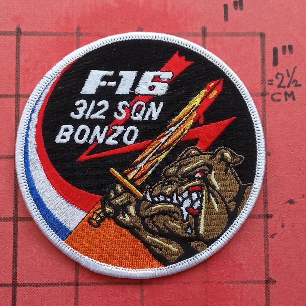 KLU PATCH EMBLEEM F-16 SWIRL 312 SQN VOLKEL ZWARTE VERSIE, Verzenden, Luchtmacht, Nederland, Embleem of Badge
