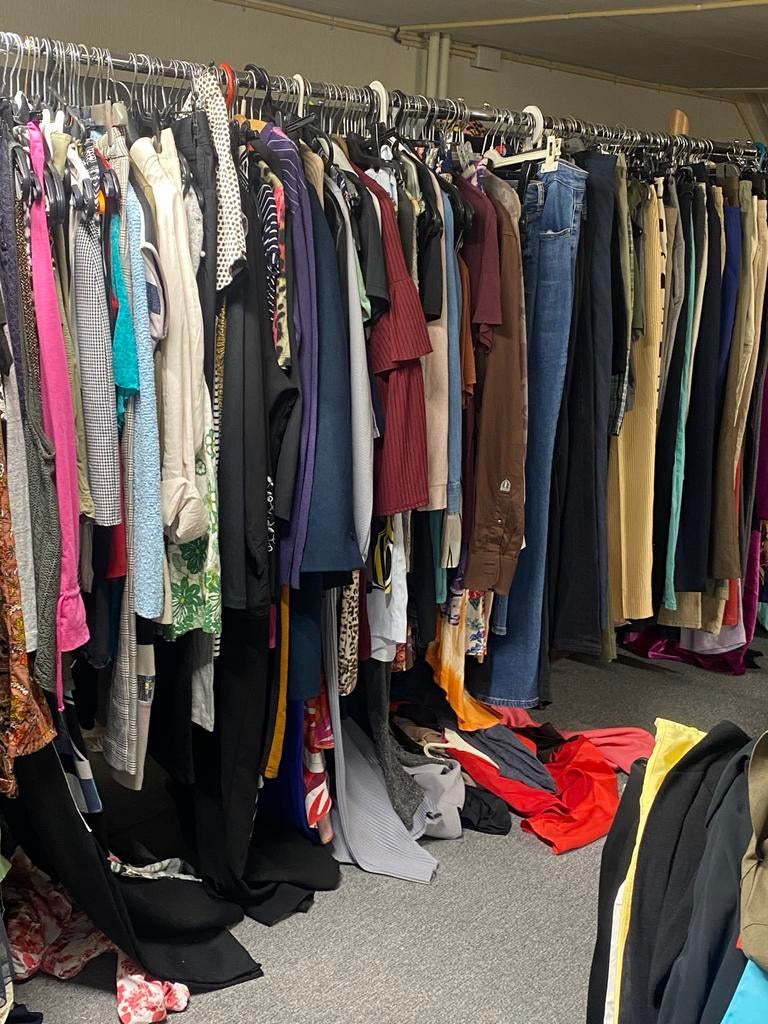 Grote partij tweedehands kleding - Diverse maten en stijlen, Kleding | Dames, Dames-kledingpakketten, Gedragen, Maat 38/40 (M)