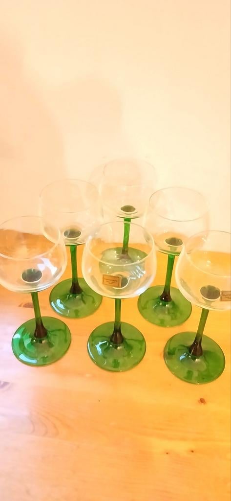 12 Luminarc wijnglazen met groene voet, Antiek en Kunst, Antiek | Glas en Kristal, Ophalen