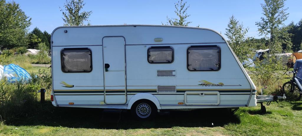 Swift Toscane 440 – Zeer nette en complete caravan, Caravans en Kamperen, Caravans, Particulier, tot en met 4, 750 - 1000 kg, Standaardzit