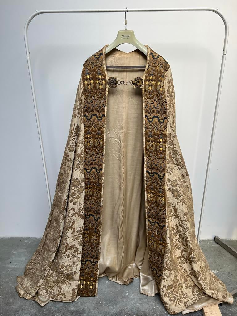 Antieke Kazuifel met Rijk Borduurwerk en Edelstenen, Ophalen