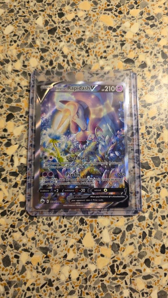 Galarian Rapidash V Pokémon Kaart - Zeldzaam en Foil!, Ophalen of Verzenden, Zo goed als nieuw, Losse kaart, Foil