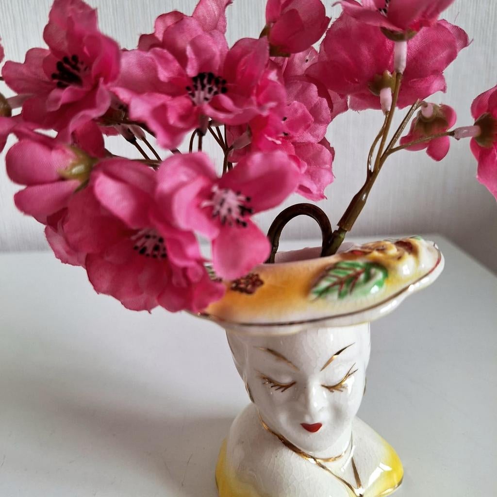 Vintage vaasje in de vorm van een dame met hoed, Gebruikt, Overige kleuren, Aardewerk of Porselein, Ophalen of Verzenden