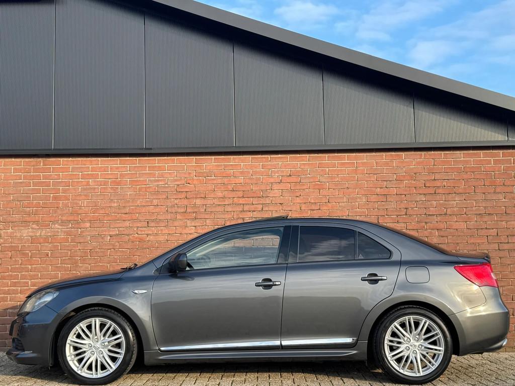 Suzuki Kizashi 2.4 SPORT | NL-AUTO! | PANODAK! | LEDER!, Auto's, Automaat, Euro 5, Gebruikt, Zwart