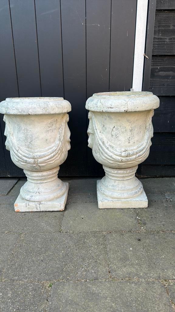 Twee mooie stenen potten , tuinvazen, Tuin en Terras, Ophalen, Zo goed als nieuw
