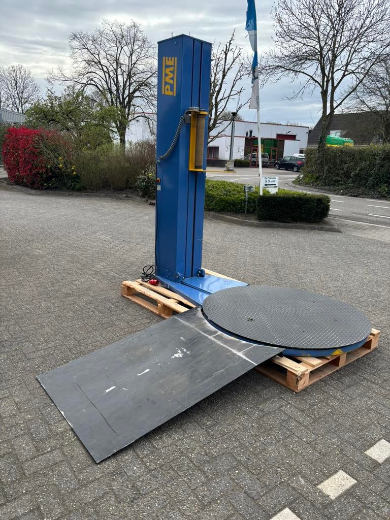Palletwikkelaar, Ophalen