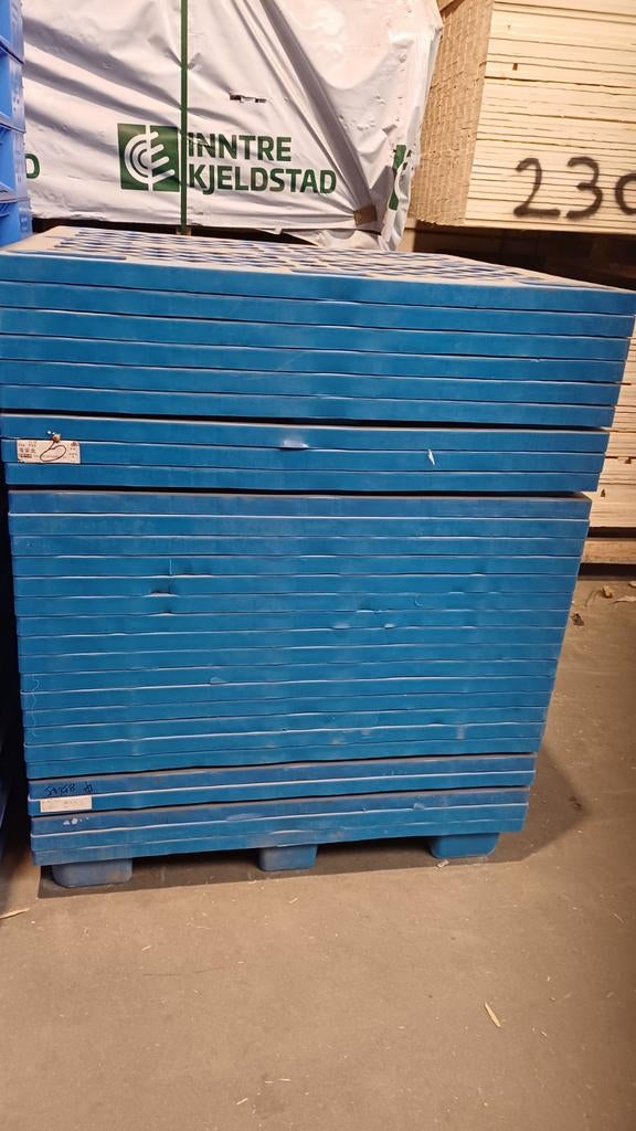 Kunstof pallets 110x110 cm nestbaar, Ophalen, Zo goed als nieuw