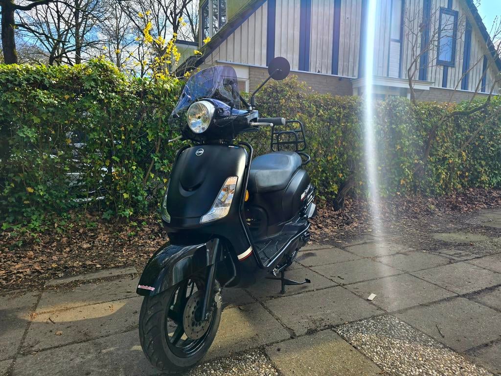 Zwarte SYM Fiddle scooter, Fietsen en Brommers, Scooters | SYM, Gebruikt, Fiddle, Maximaal 45 km/u, Benzine, Ophalen of Verzenden