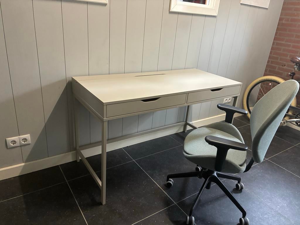IKEA Alex bureau met IKEA Hattefjall stoel, Huis en Inrichting, Bureaus, Gebruikt, IKEA, Scandinavisch, Hout, Grijs, Demontabel