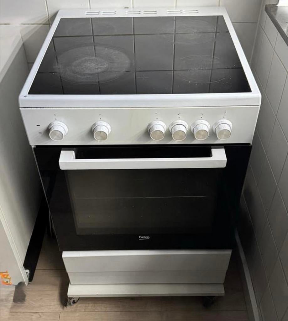 Beko vrijstaand elektrisch fornuis met oven, Witgoed en Apparatuur, Fornuizen, Ophalen, Gebruikt, 4 kookzones, Vrijstaand