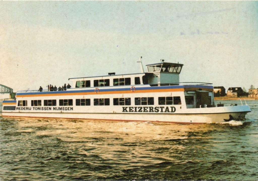 TW26-125 Nijmegen Rederij Tönissen "Keizerstad"  Waalorama, Verzamelen, Ansichtkaarten | Nederland, Ophalen of Verzenden, 1960 tot 1980