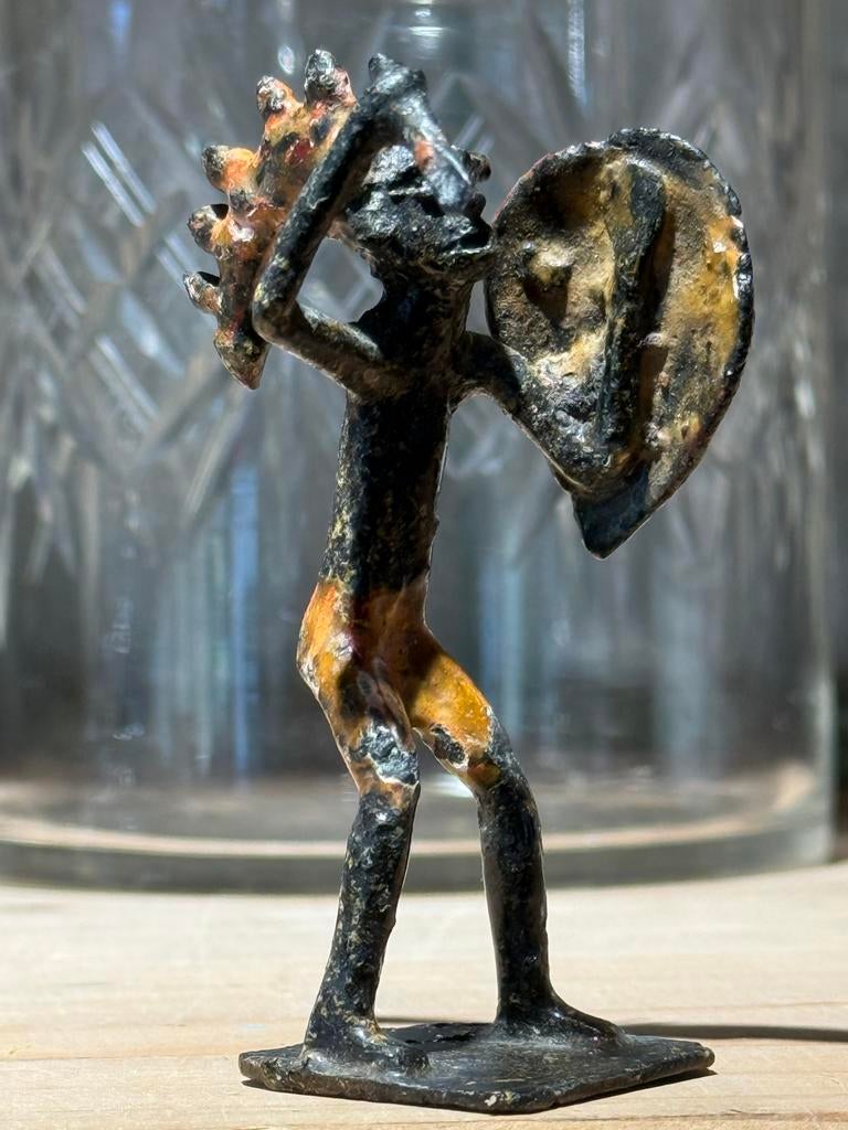 Afrikaans bronzen beeldje - krijger met schild, Minder dan 20 cm, Ophalen of Verzenden, Beeld, Overige stijlen