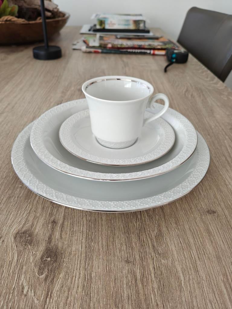 Compleet 12-persoons servies - Wit met zilveren rand, Huis en Inrichting, Keuken | Servies, Zo goed als nieuw, Compleet servies