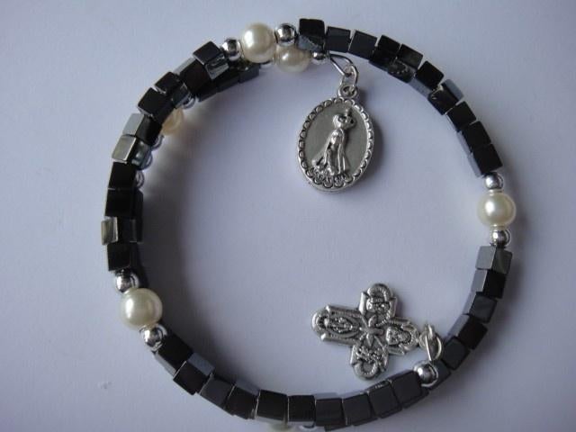 Mooie rozenkrans armband met hematiet steentjes, Ophalen of Verzenden, Zo goed als nieuw, Sieraad, Christendom | Katholiek