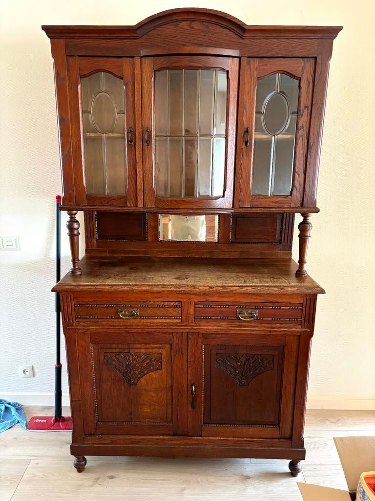 Houten antieke kast met glas in lood raampjes, Ophalen
