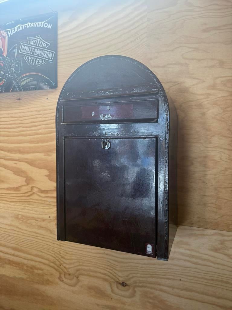 Bobi bordeauxrode brievenbus met sleutel, Ophalen, Gebruikt, Staal, Wandbrievenbus