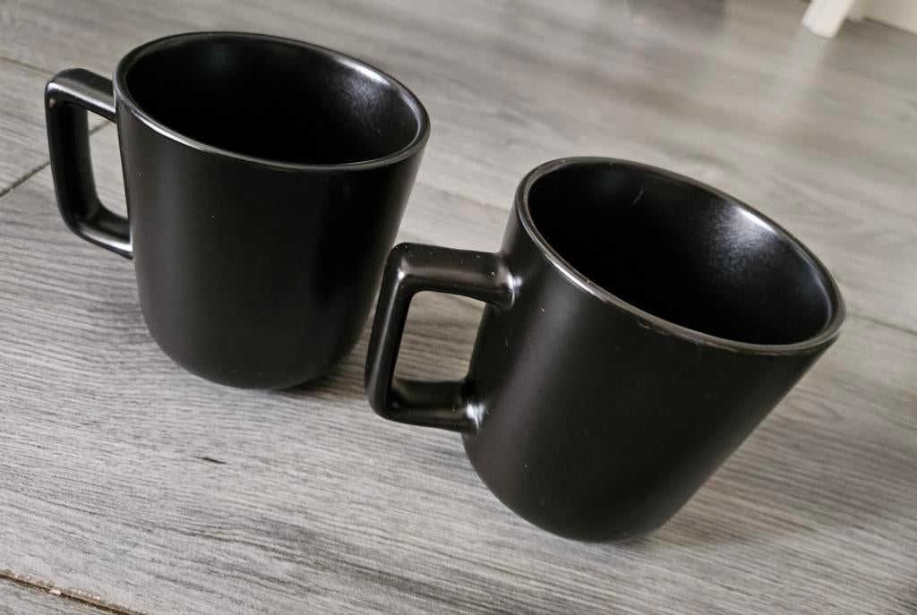 2 zwarte Gusta Fika mokken, Ophalen, Zo goed als nieuw