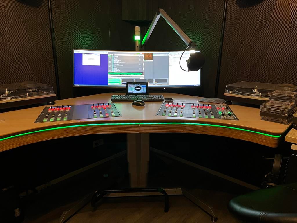 Elektrisch verstelbaar radio studiomeubel (Orban, DHD, D&R), Ophalen, Elektrisch, Gebruikt