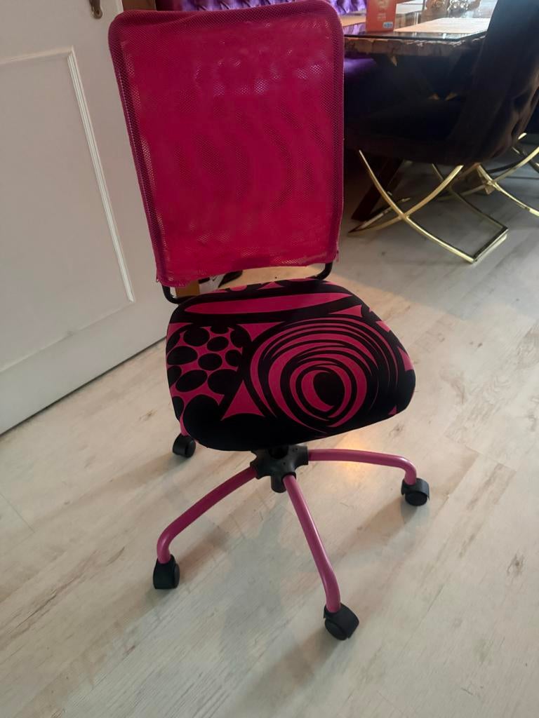 Roze-Zwarte Bureaustoel - Zo Goed Als Nieuw!, Wieltjes, Overige materialen, 50 tot 60 cm, 45 tot 55 cm