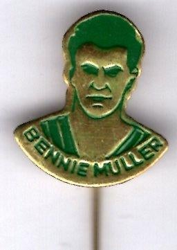 Bennie Muller groen op koper voetballer speldje ( Z_223 ), Ophalen of Verzenden, Nieuw, Sport, Speldje of Pin