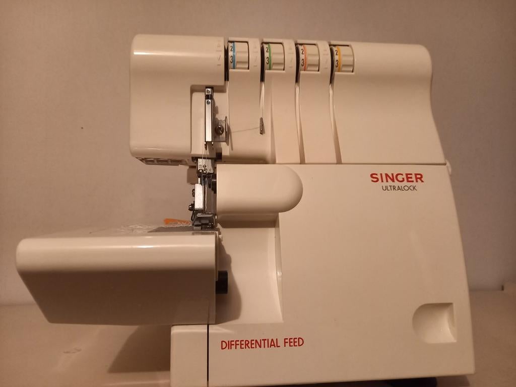 Singer Ultralock Lockmachine, Hobby en Vrije tijd, Naaimachines en Toebehoren, Ophalen, Zo goed als nieuw, Lockmachine, Singer
