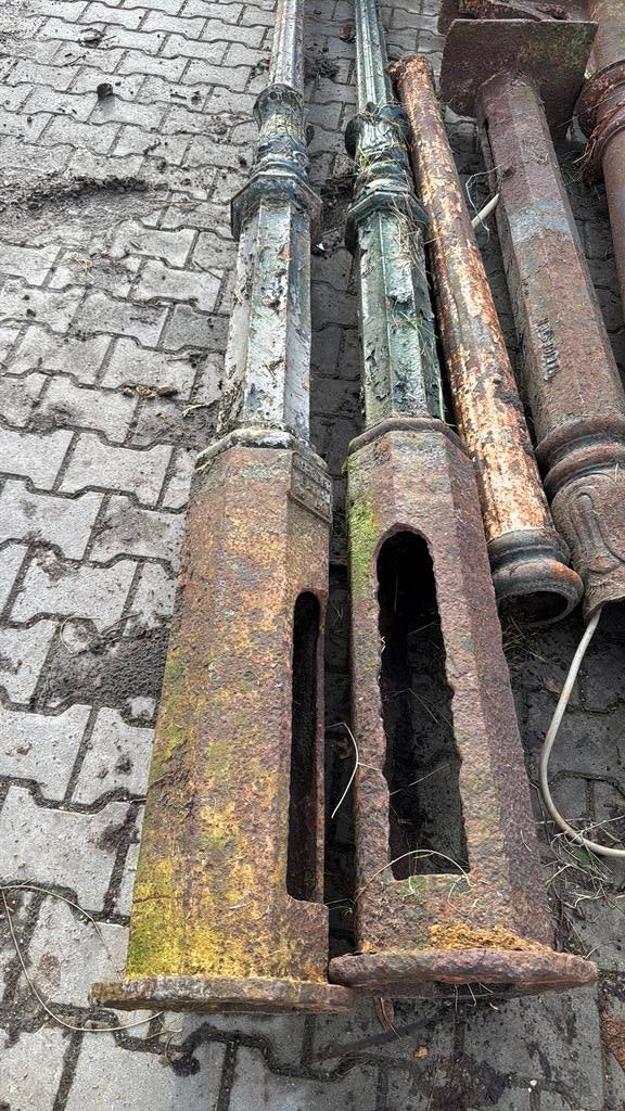 2 gietijzeren oude lantaarn onderstellen, Antiek en Kunst, Ophalen of Verzenden