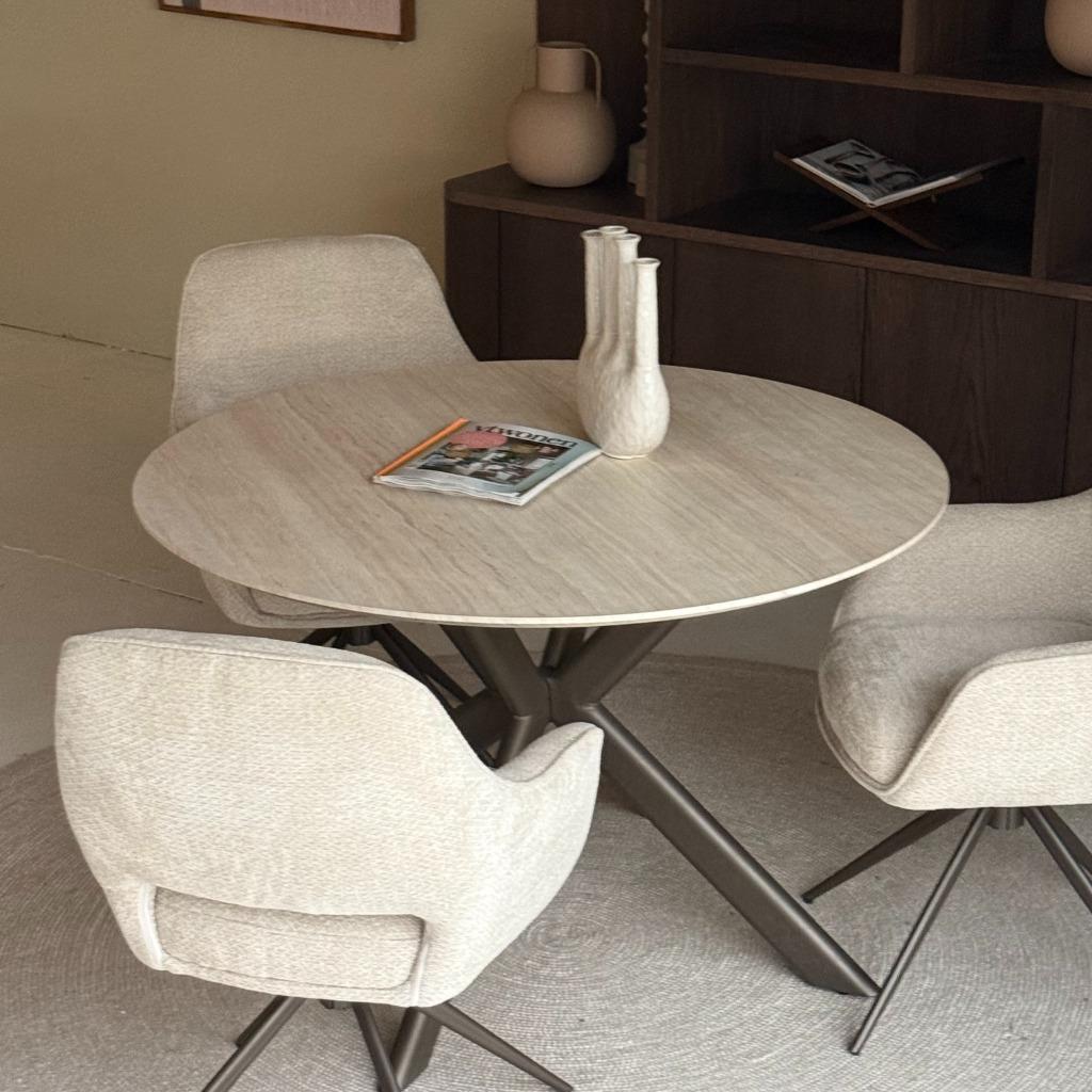 Tafel Japandi rond 120cm travertine Spinpoot Anodic brown, Ophalen, Rond, Nieuw, Vier personen