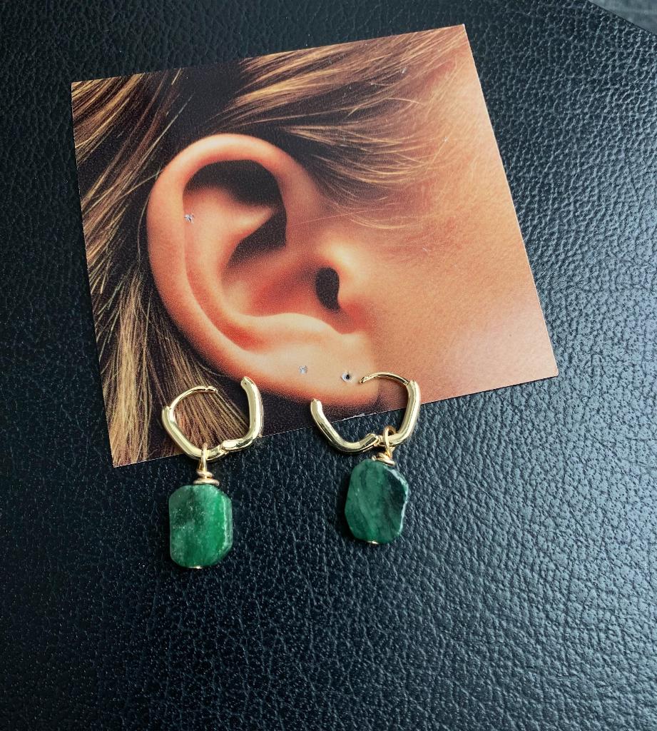 Oorbellen ruwe natuurlijke smaragd verguld 14k, Overige materialen, Hangers, Nieuw, Ophalen of Verzenden