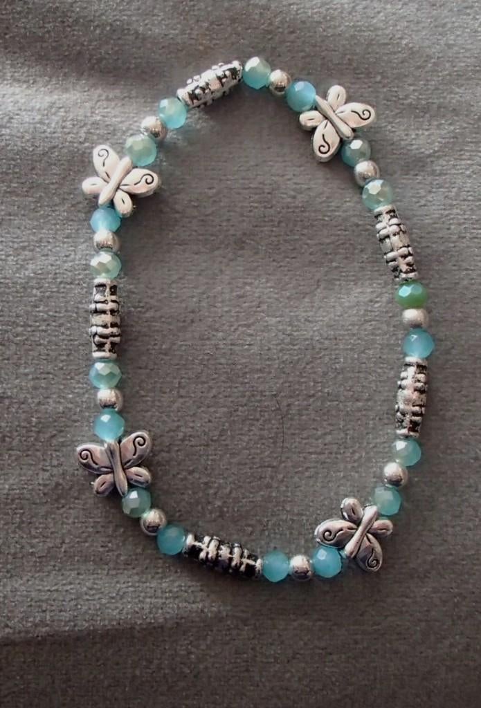 armband elastisch zilverkleur met vlinders nieuw, Overige materialen, Nieuw, Ophalen of Verzenden, Met bedels of kralen