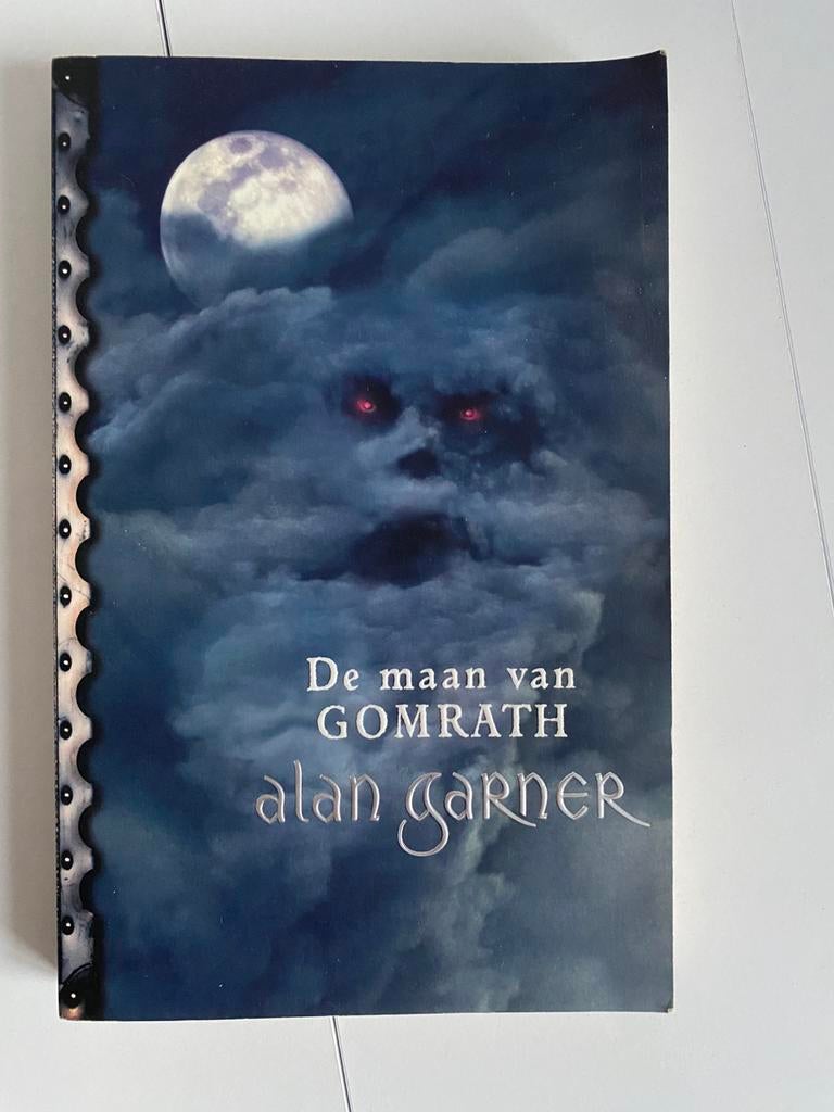 De maan van Gomrath - Alan Gardner, Ophalen of Verzenden, Zo goed als nieuw, Achtergrond en Informatie