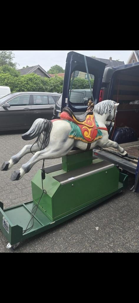 Oude grote hobbelpaard op stroom. Groot model, zeldzaam, Ophalen