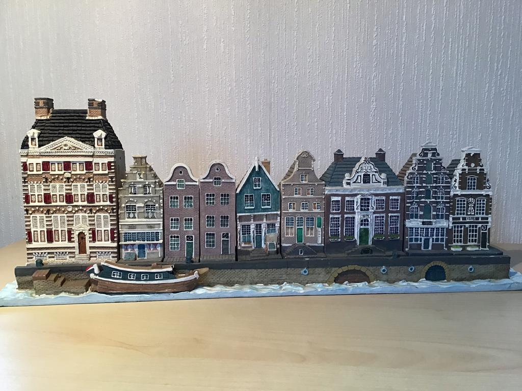 Huizen rijtje van 7 huizen op een kade blok lengte 48 cm h18, Verzamelen, Beelden en Beeldjes, Gebruikt, Overige typen, Ophalen